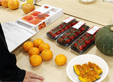 写真：商品会議・みかん、かぼちゃ、トマト