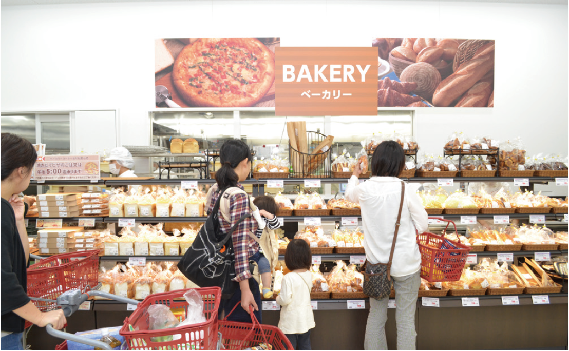 お客様が店内でお買い物をされている様子