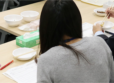 写真：商品会議・試食