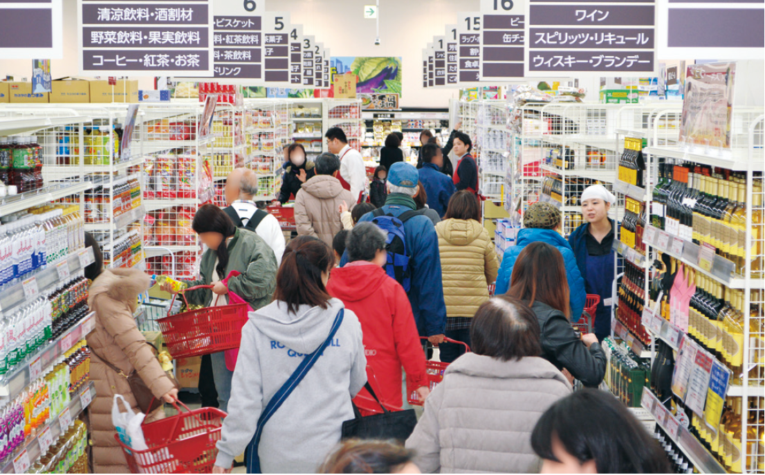 店内でお買い物をされる様子
