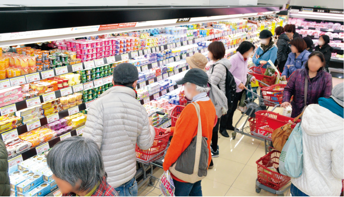 お客様が店内でお買い物をされる様子