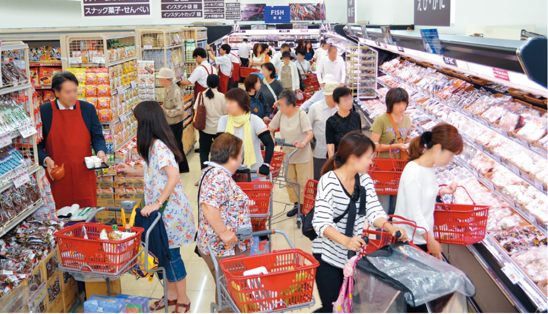 お客様が店内でお買い物されている様子